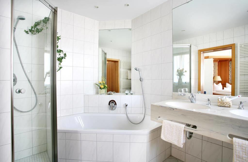 Hotel Zum Weissen Roessel Walldorf  Extérieur photo